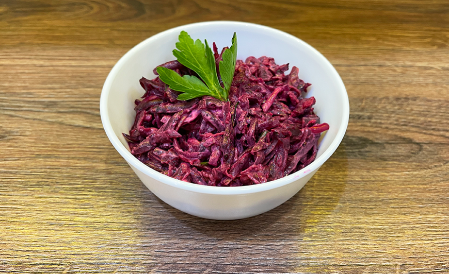 Салат со свеклой, сыром и чесноком