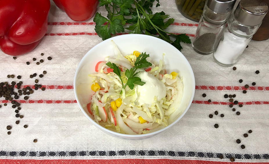 Салат с пекинской капустой и крабовыми палочками
