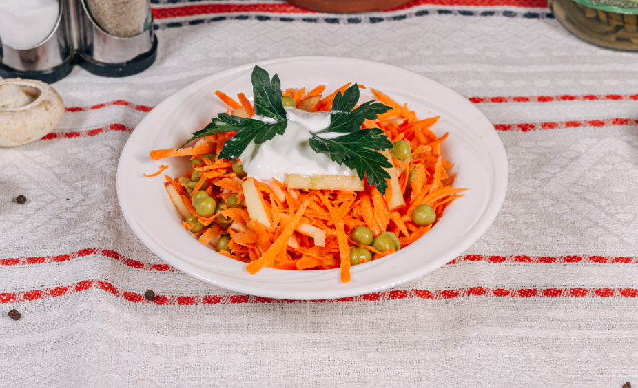 Салат из моркови, горошка и яблока