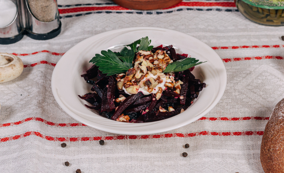 Салат из свеклы с черносливом, орехами и чесноком