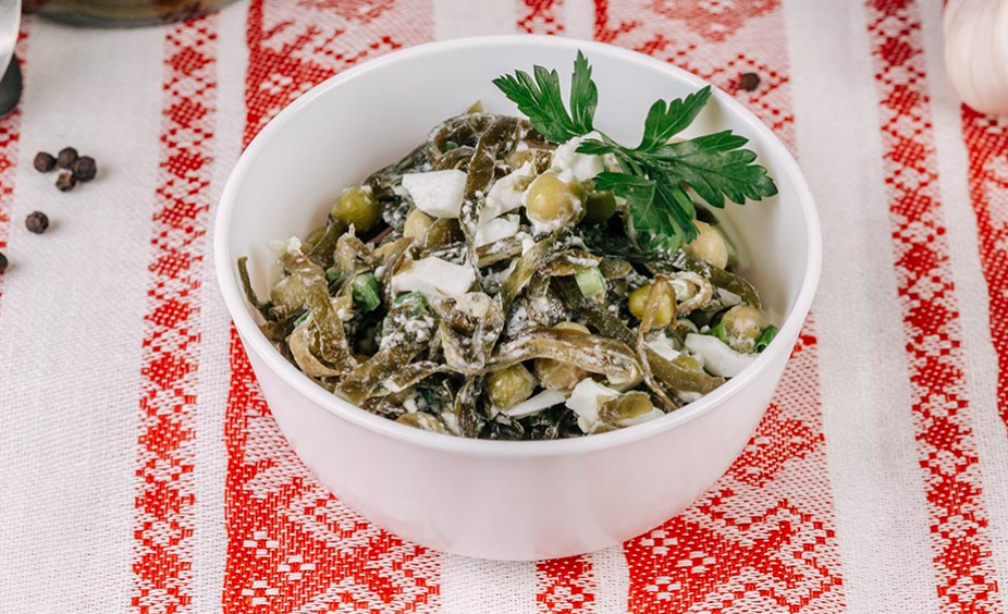 Салат с морской капустой и горошком