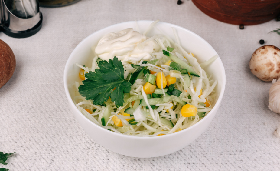 Салат из капусты с огурцом и кукурузой