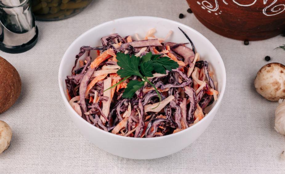 Салат из краснокачанной капусты и моркови