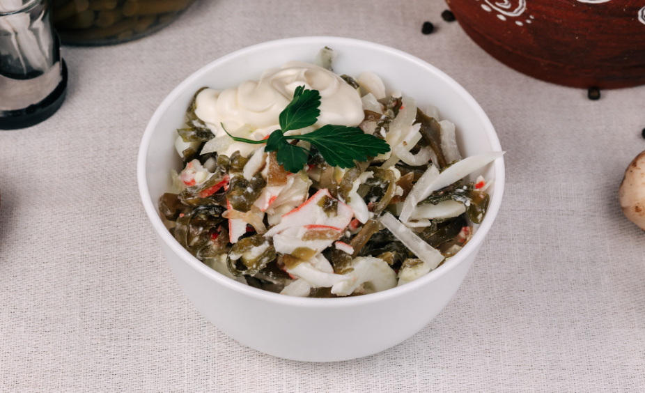 Салат с  крабовыми палочками и морской капустой 